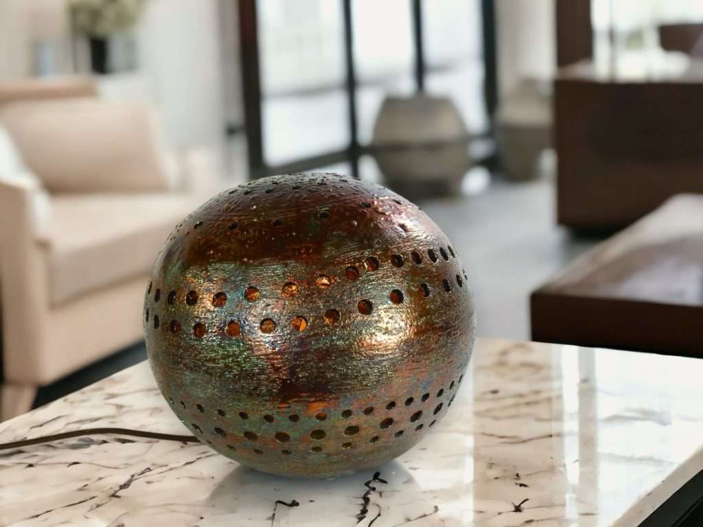 Lampada ramata sferica in ceramica raku